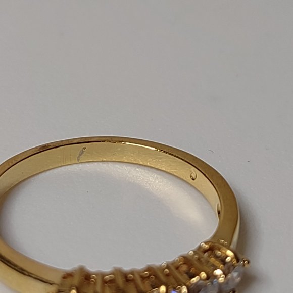 Size 8.25 Gold Tone Ring With Clear Stones - Picture 8 of 14